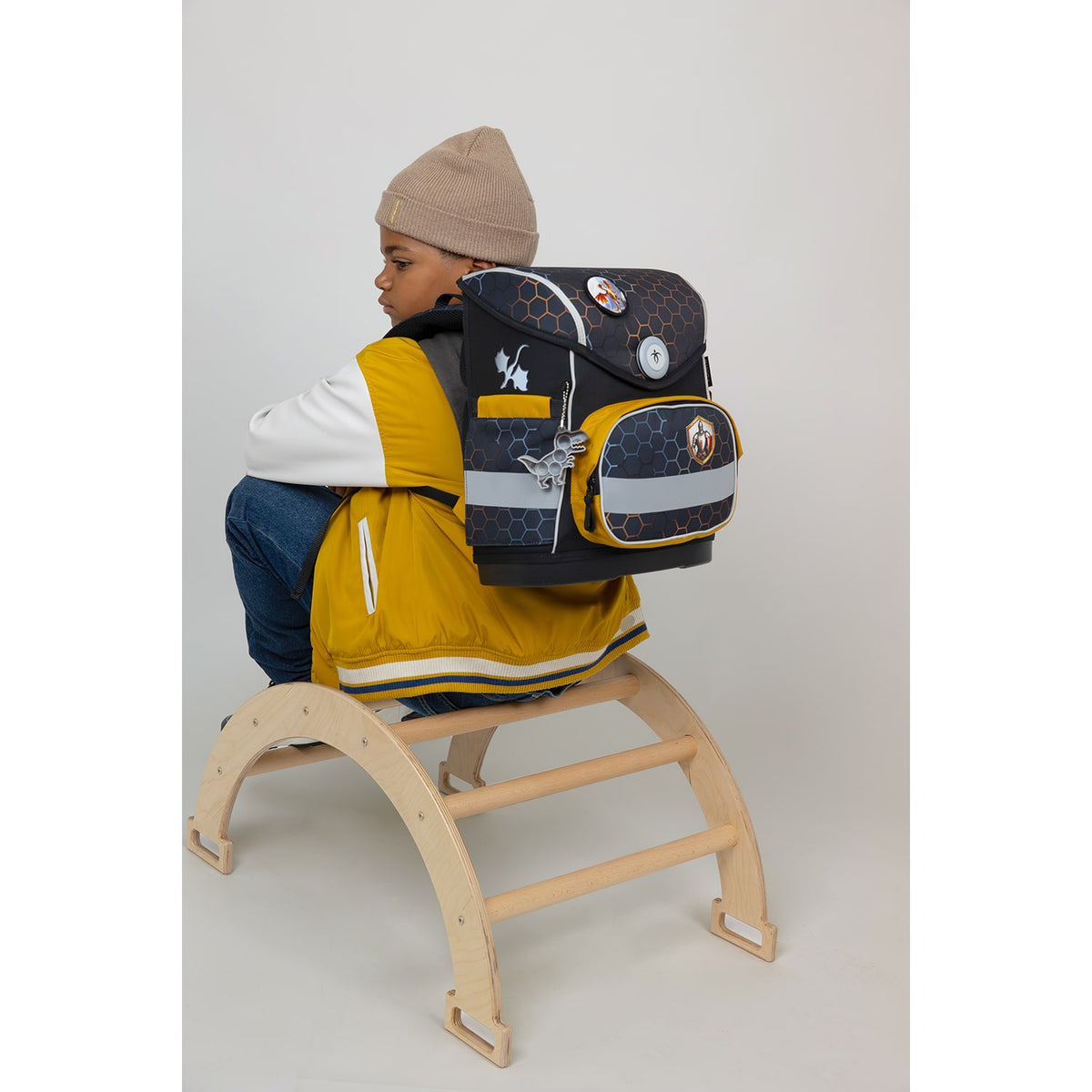 Close up of the Fidlock magnetic buckle on the Belmil Compact Dragon School Bag Set – 5-Piece Ergonomic Backpack with AGR Certificate, Fidlock Buckle & 4 Decorative Patches.