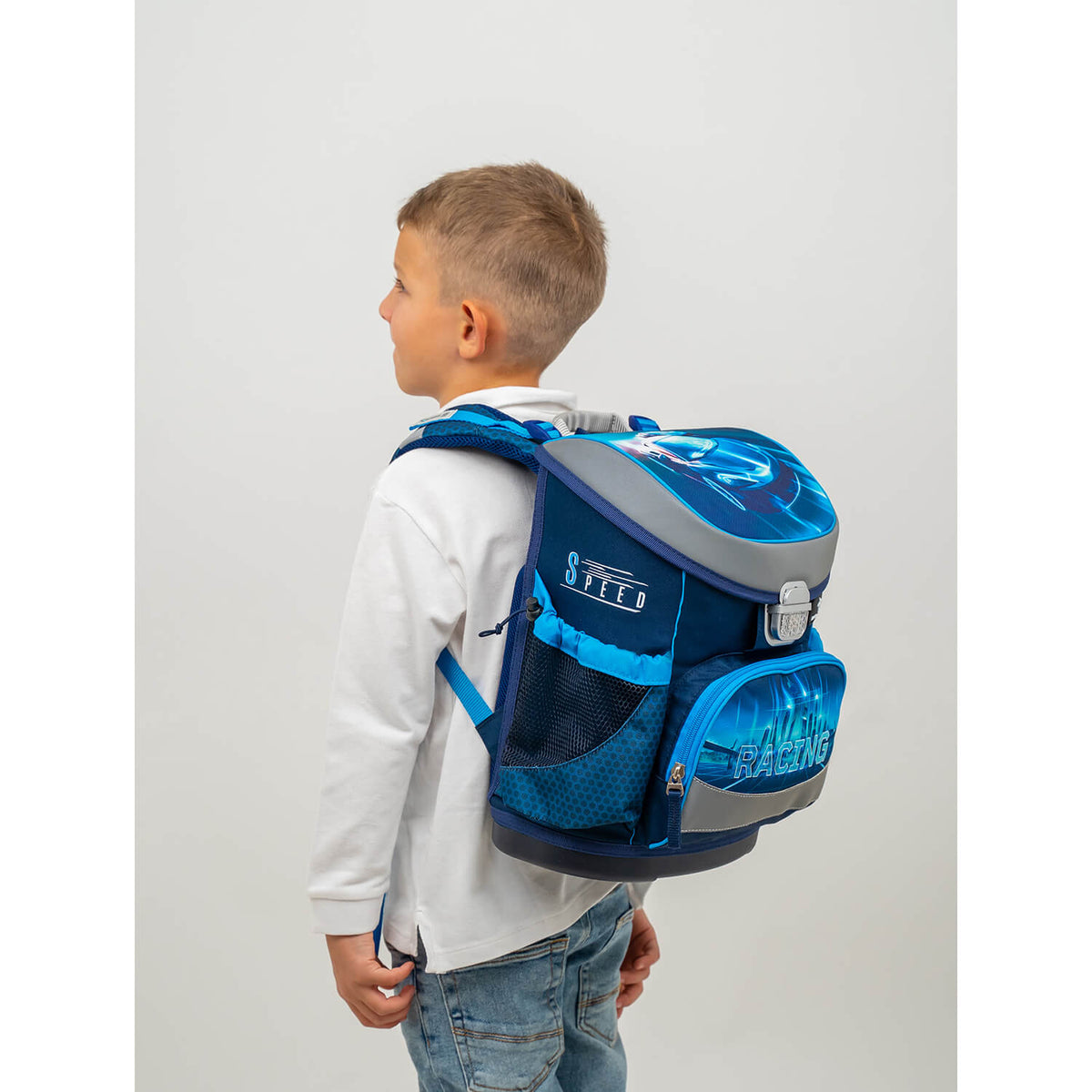 Close-up of the Mini-Fit Racing Blue Neon schoolbag set 4 pcs buckle, highlighting the easy-to-open design and reflectivity for safety.