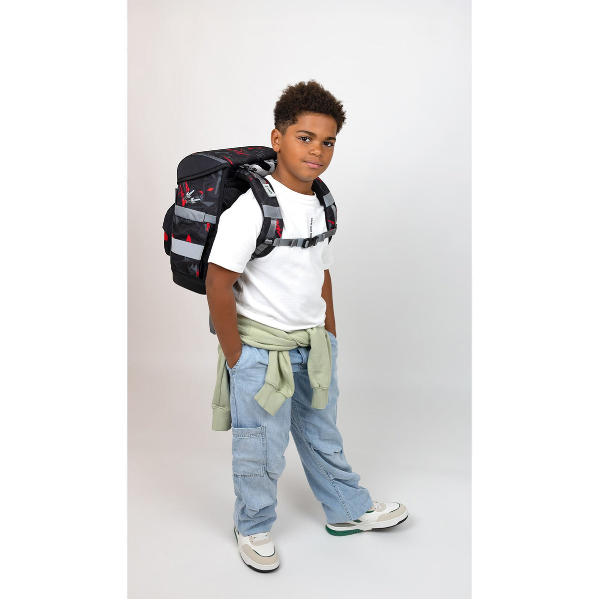 Belmil Compact Ninja School Bag Set – 5-Piece Ergonomic Backpack with AGR Certificate, Fidlock Buckle & 4 Decorative Patches featuring the magnetic Fidlock buckle for easy and secure use.